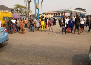 Lagosians Stranded At Bus Stops As Ban On Tricycle, Bike Takes Effect
