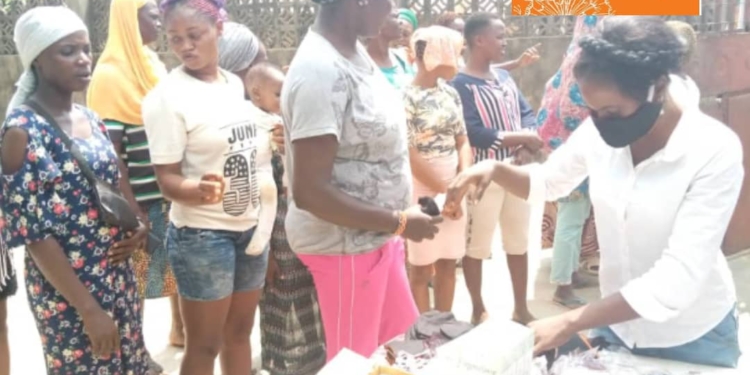COVID-19 – Youth Distributes Supplements, Sanitary Products to Pregnant Women, Girls