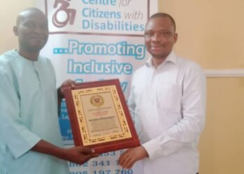 Mr. Ebenezer Ogunleye presenting patriotic leadership award to Mr. David Anyaele of CCD