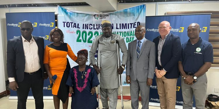 People in a group picture standing together