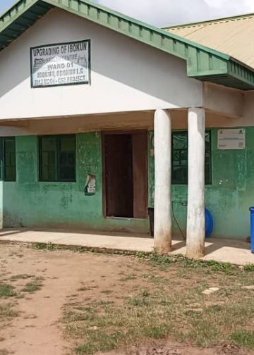 The image of a front view of a PHC in Osun. There are solar panels on the roof top