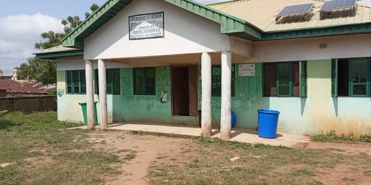 The image of a front view of a PHC in Osun. There are solar panels on the roof top