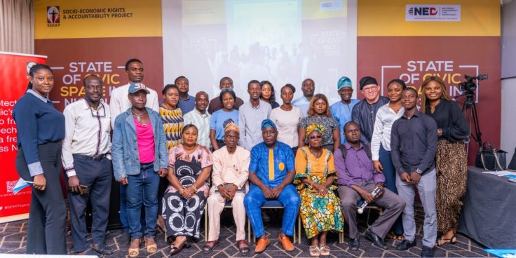 People in a group picture.