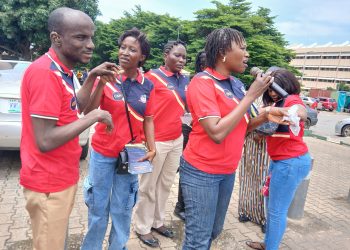 People in a group picture.