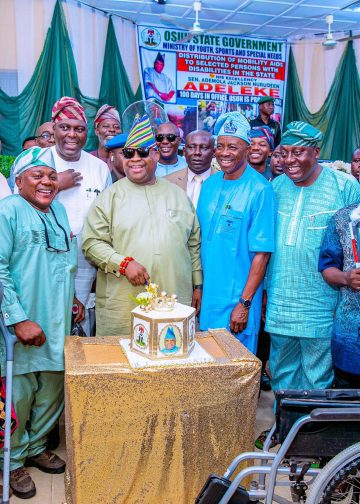 An image of the governor with people with disabilities , they were cutting cake