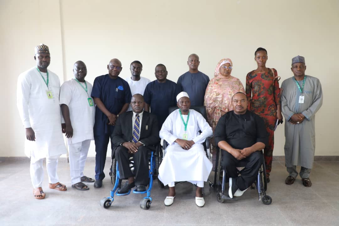 Group of people indoor. Two are in a wheelchair
