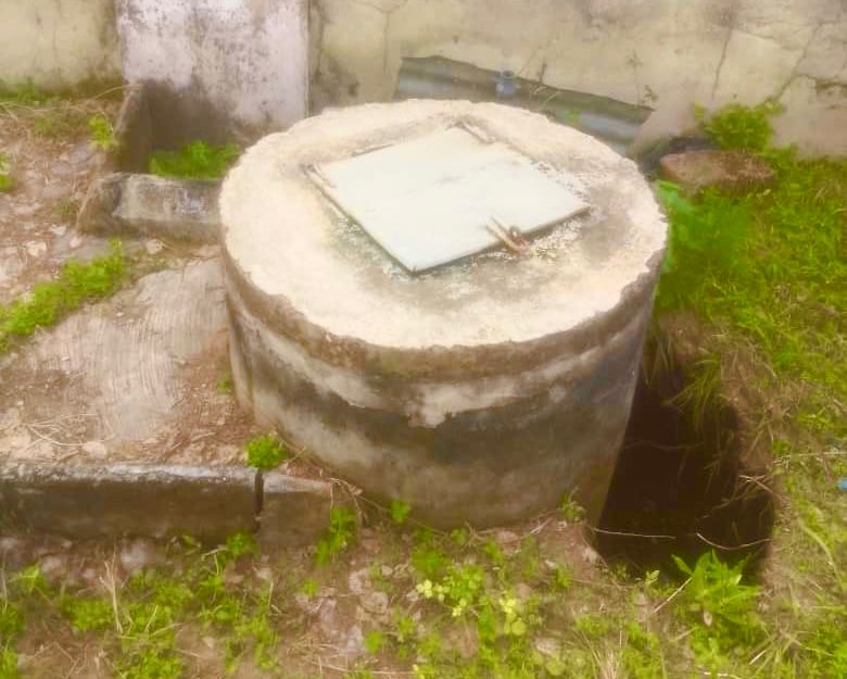 Old and unused underground well water system at Olorunsogo PHC (Image taken by Akinwale Akinrinade)