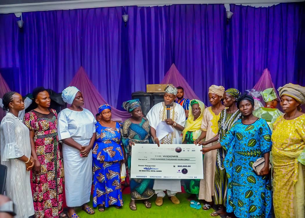 Widows received cash support from De Beautiful Royal Queens. The presentation was led by the association's grand patron, Oba Engr Moses O. Agunsoye, Elegboro of Ijebu-Jesa.