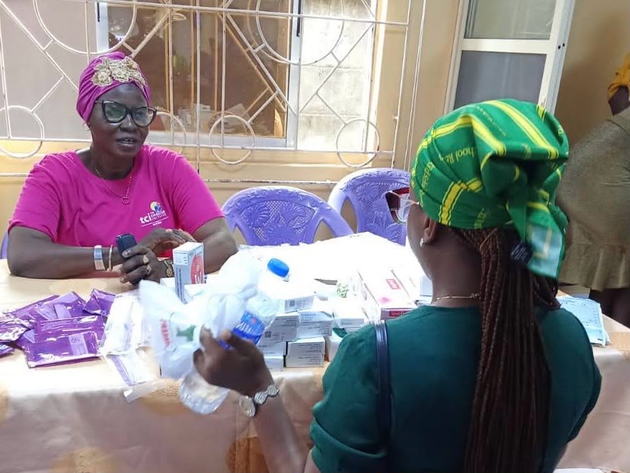 Image of Kudirat Akeju, a Service Delivery Consultant, counseling a patient on different family planning methods. Photo credit: Bilkis Abdulraheem Lawal 